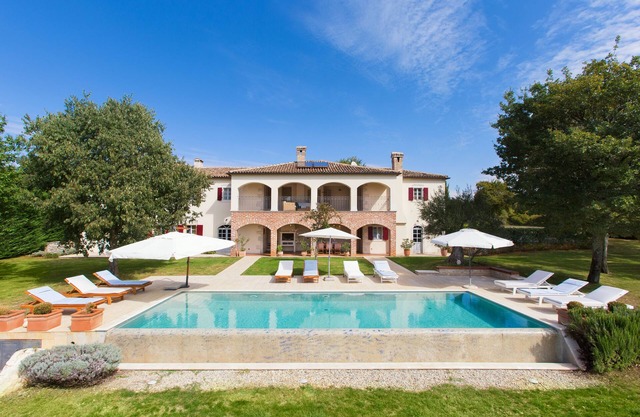 Villa hermosa con piscina, a pocos minutos en coche de la playa, muy tranquila