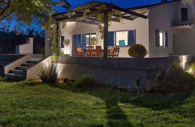 Hermosa villa en Vrbnik con piscina