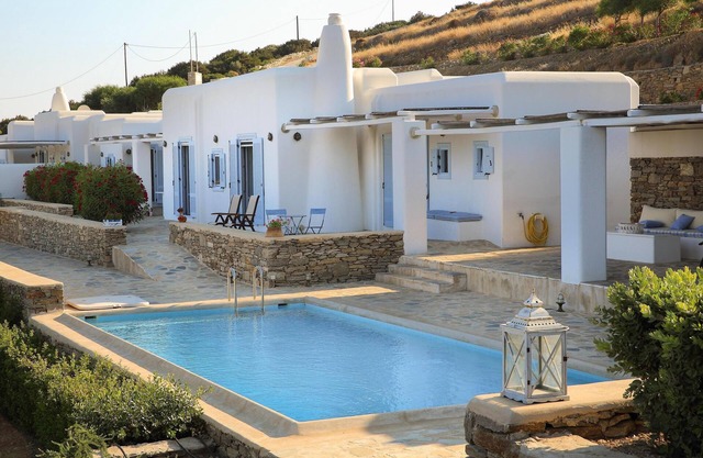 Hermosa villa con piscina privada y vista panorámica al mar de Golden Beach