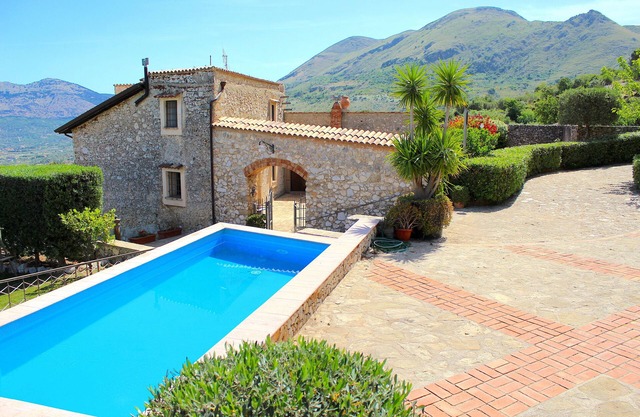 HERMOSA VILLA con PISCINA de uso EXCLUSIVO, ¡relájate a pocos km del mar!
