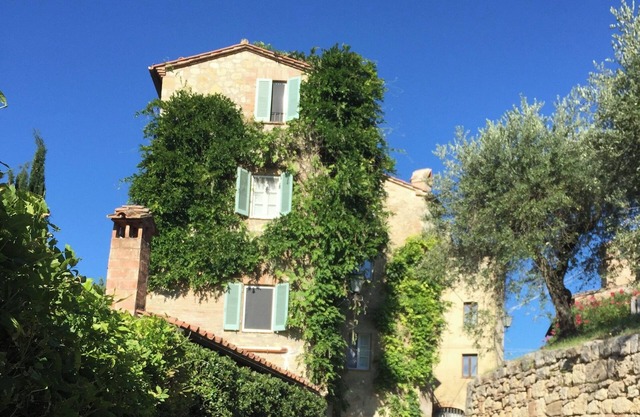 Hermosa villa con piscina al borde de un espectacular pueblo medieval.
