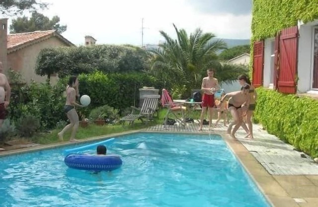 Planta baja de villa con piscina, jardín y casa en el árbol en Grasse