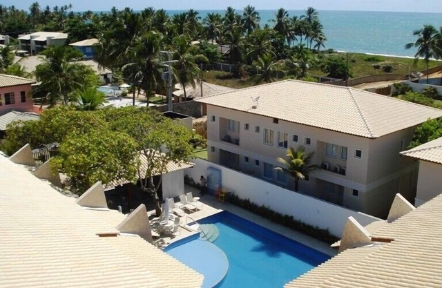 Hermoso pueblo, 4 dormitorios, 3 suites, 2 balcones, piscina, a 100 metros de la playa.