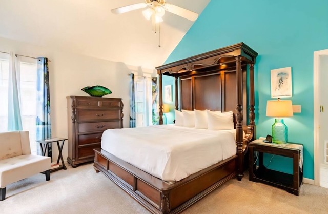 Beautiful Warm Beach House Retreat, King bed, fireplace and Pool