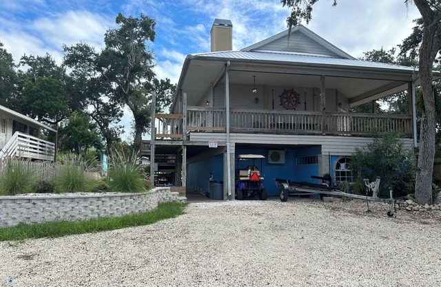 Beautiful Waterfront Home on Deepwater Canal. Easy Access to the Gulf.