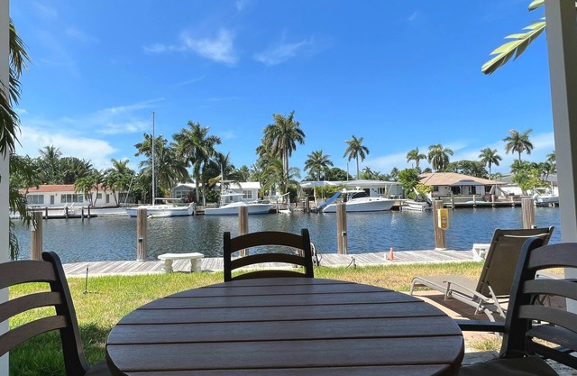 Decorado con estilo Waterfront Condo! Walk To Beach, tiendas, restaurantes y mucho más.