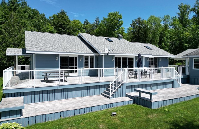 Beautiful waterfront home minutes to Port Loring-family friendly, smoke/pet free