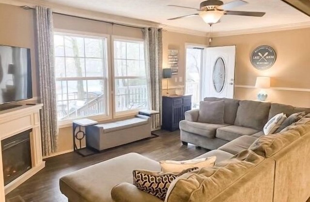 Beautiful Waterfront 3 Bed/2 bath Hideaway. GREAT FLAT YARD!