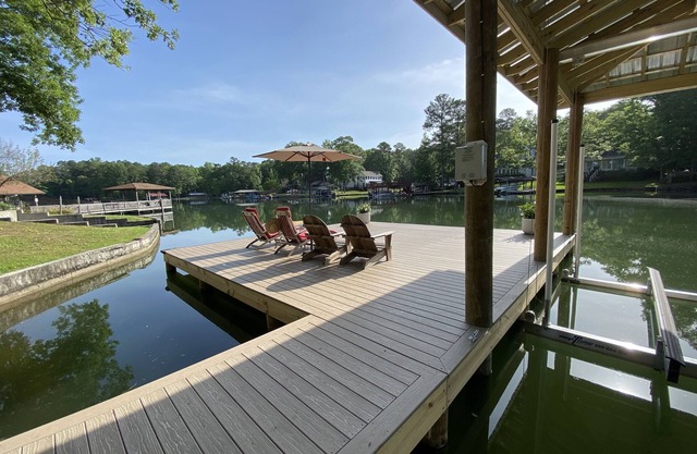 Beautiful Waterfront, big yard & dock on quiet slough
