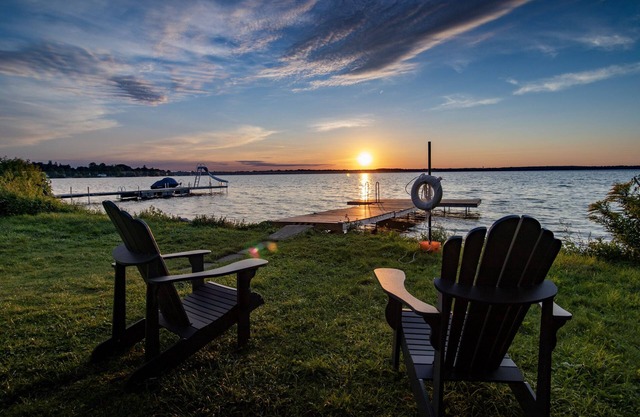 Beautiful Waterfront Cottage Sunset Lakeview 1hr from Toronto with NEW HOT TUB!!