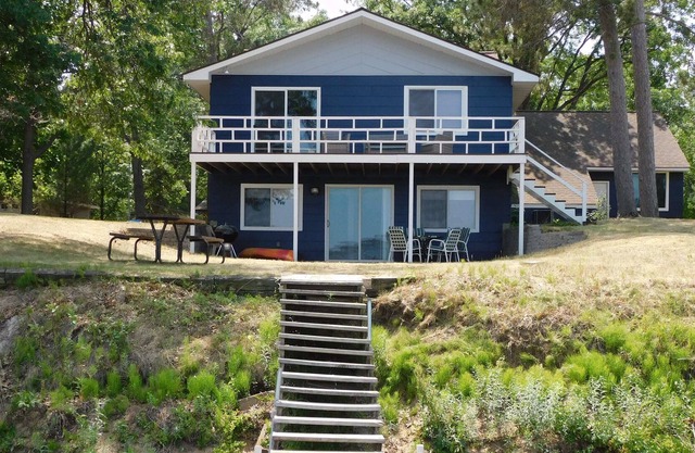 Beautiful Waterfront Cabin on Round Lake