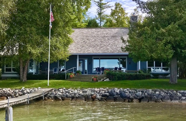 Beautiful waterfront cottage on the West Arm with fabulous sunsets.