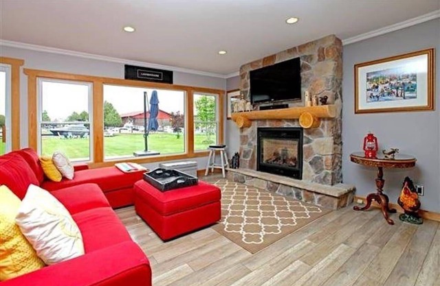 Beautiful Waterfront Cottage - Boater's Paradise