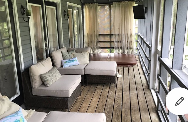 Beautiful waterfront lake house w water views!!!