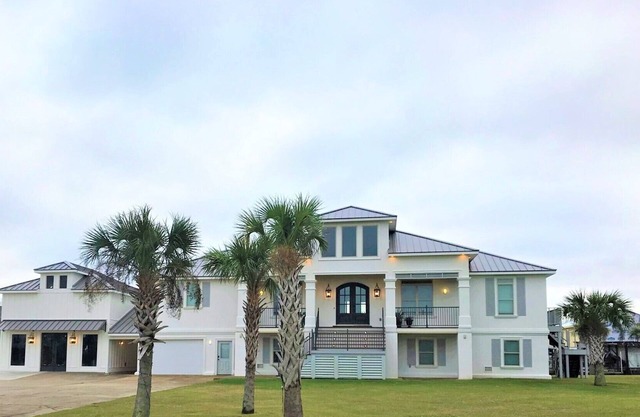 HERMOSA CASA FRENTE AL MAR CON BOATHOUSE Y ENORMES PORCHES!