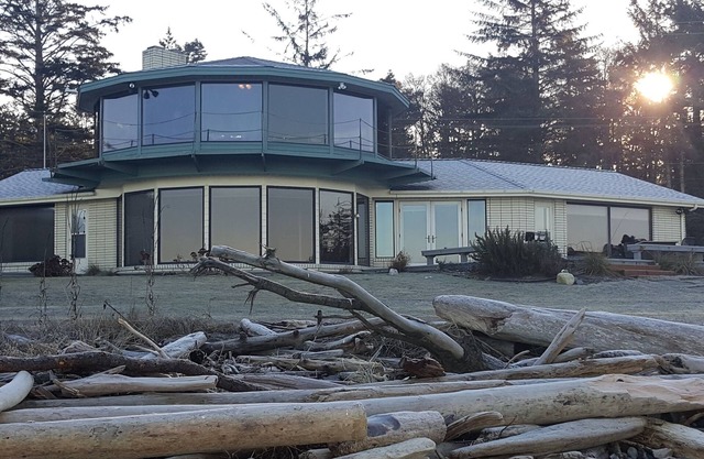 Hermosa casa de la orilla de la playa de No Bank West