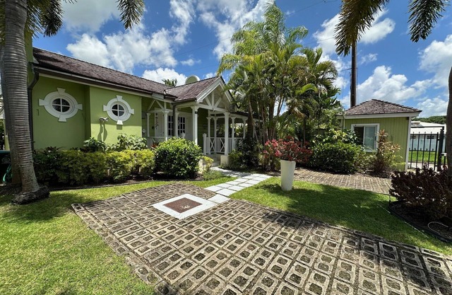 Beautiful West Coast villa, shared pool, Inc Fairmont Beachclub access for four.