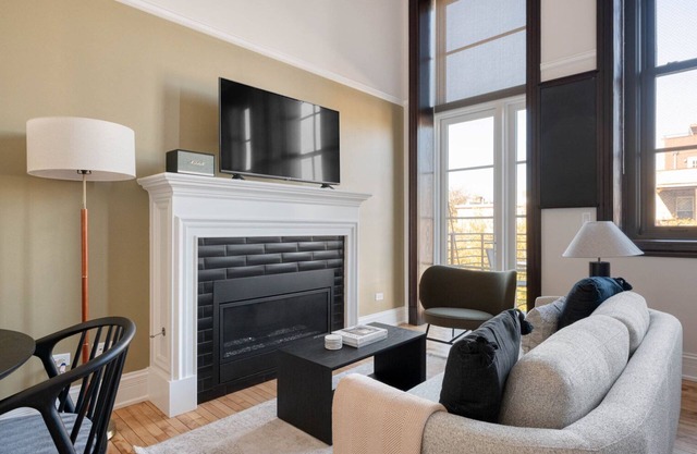 Beautiful West Town 2BR nr I-90, by Blueground