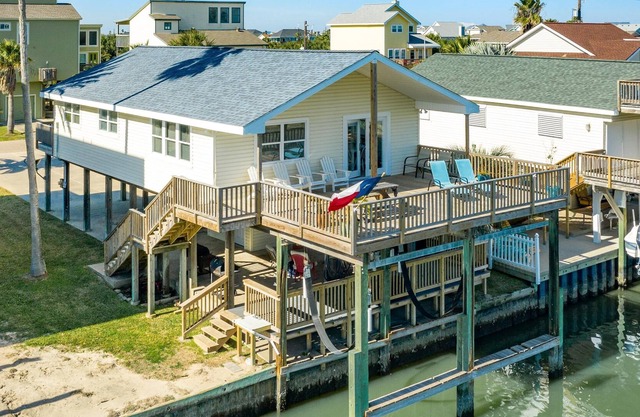 Beautiful Wide Bay Canal Views, Outdoor Beach Bar!