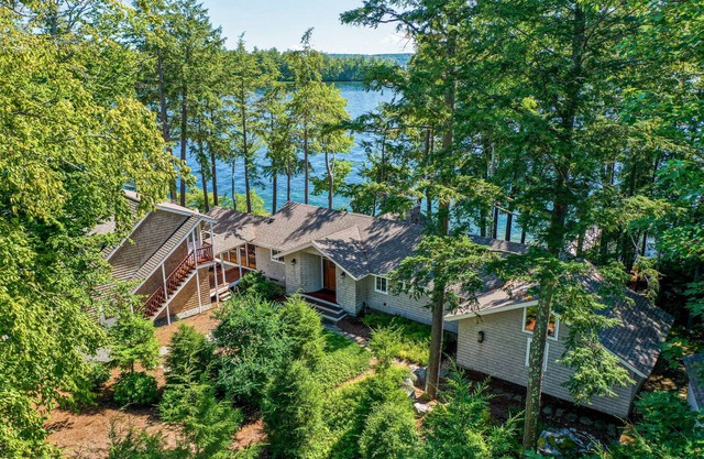 Beautiful Winnipesaukee Views Sleeping 10