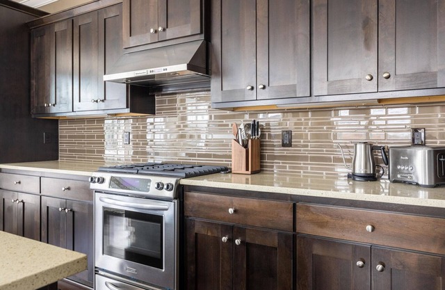 Beautiful Woodlawn 2BR w/ Parking, nr Dining & Coffee, by Blueground