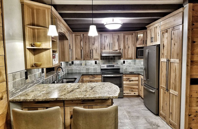 Hermosa casa Adirondack durante todo el año con privacidad, bañera de hidromasaje y vistas impresionantes