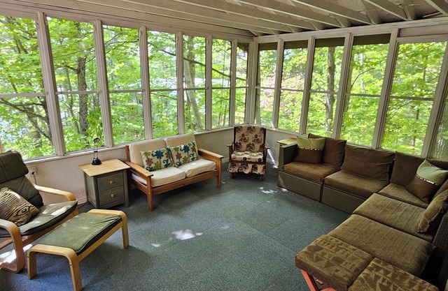 Beautiful year round cottage in Minden, great for families & sledders!