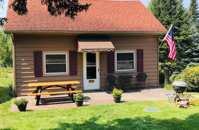 Hermosa casa durante todo el año en la costa sur de Hubbard Lake