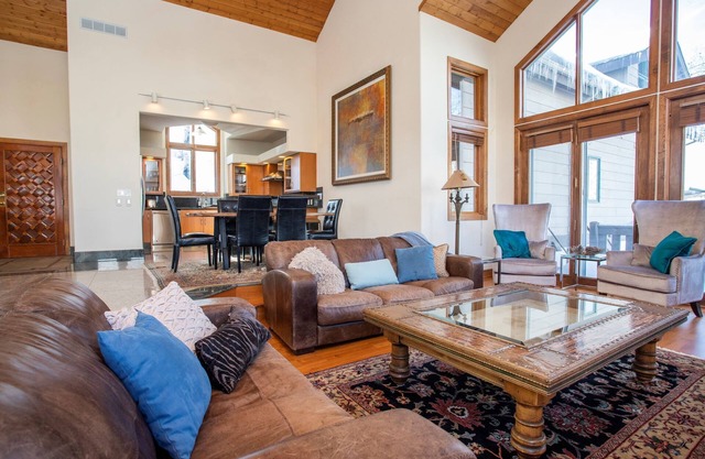 Hermosa casa alpina con vistas panorámicas desde la cubierta, concepto abierto, jacuzzi