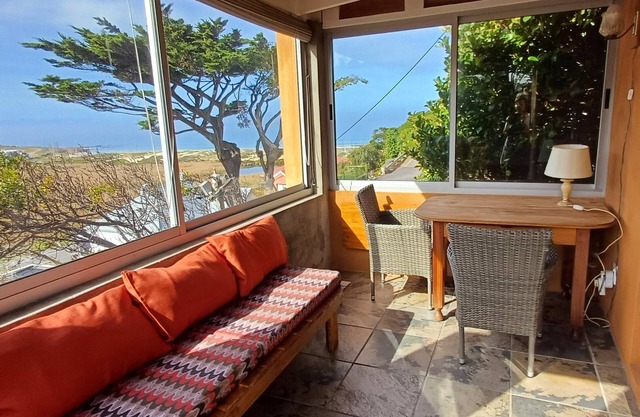 Beautifully appointed apartment with sea views south of Cape Town in Glencairn