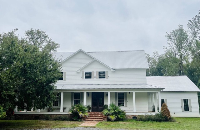 Beautifully built farmhouse on the Vermilion river in Cajun Country!