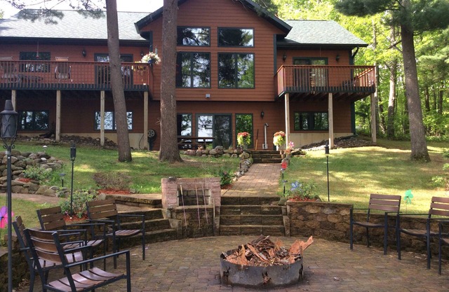 Bellamente decorado, limpio Lake Home. Rodeado de naturaleza pero cerca de la ciudad!