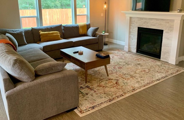 Beautifully decorated home with spectacular mountain views!