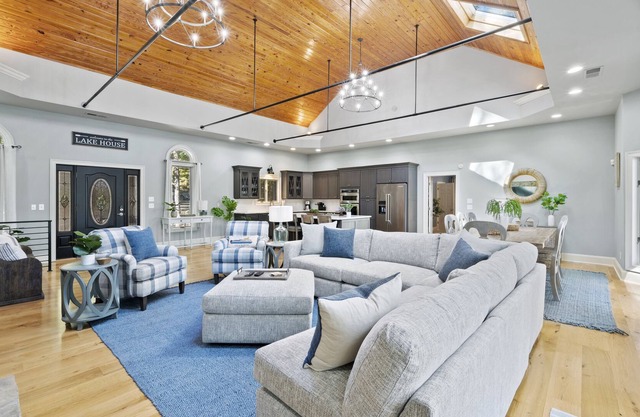 Beautifully Decorated Spacious Home With Great Outdoor Living Area & Quiet Cove!