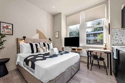 Beautifully Designed Studio with Full Kitchen