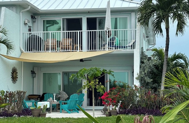 Beautifully furnished Treasure Cay 2bd 2bth condo with 36’ boat slip!