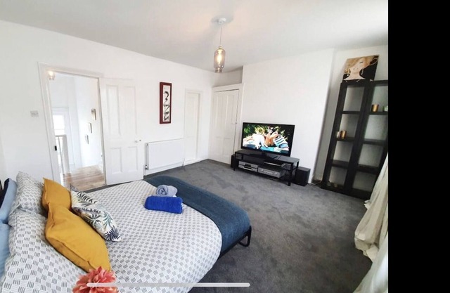 Beautifully Furnished 2 Bed Flat in prime location