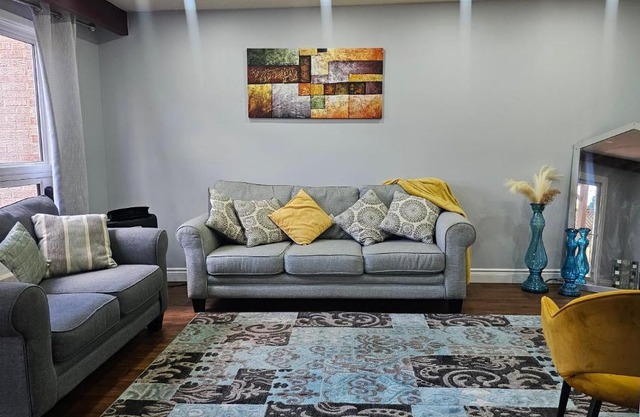Beautifully furnished 3 bedroom house located close to all attractions