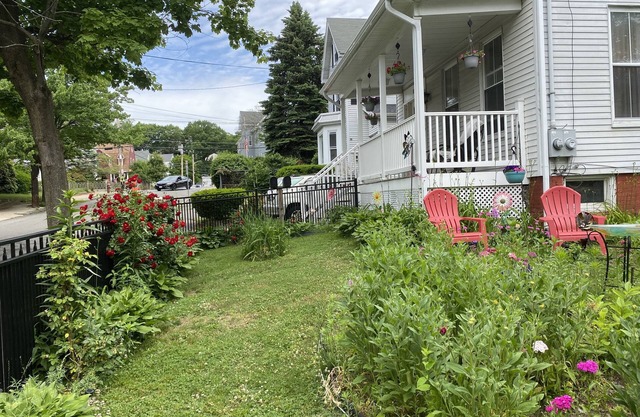 Beautifully furnished 3 bedrooms close to Boston Apt up to 5 adults