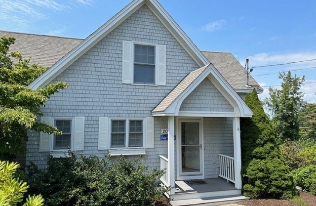 Beautifully landscaped, Spacious home, conveniently located in Harpswell
