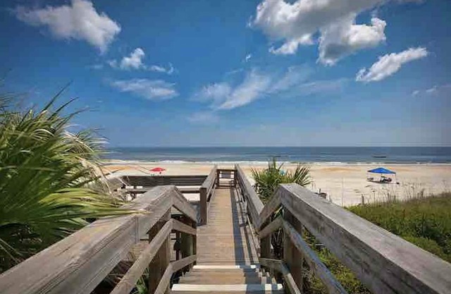Beautifully Newly Remodeled Townhouse with Ocean Views - Steps away from beach!