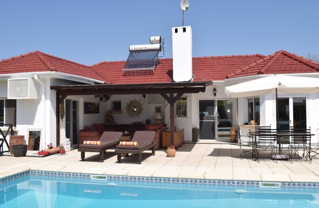 Bonito bungalow de 3 dormitorios reformado situado cerca del mar.