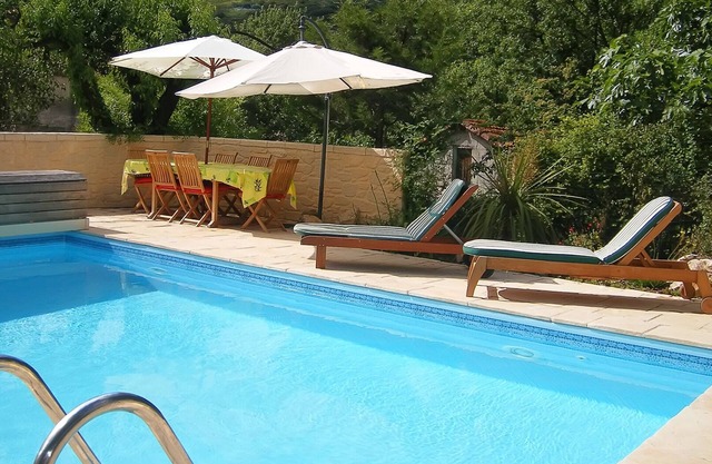 Gran casa de enólogos restaurada con piscina y aire acondicionado.