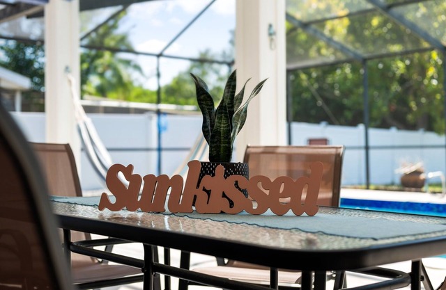Beautifully Remodeled Apollo Beach Pool Paradise! Sleeps 7!