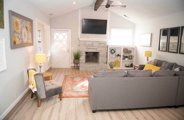 Beautifully Remodeled 3-Bedroom Cozy Home!!
