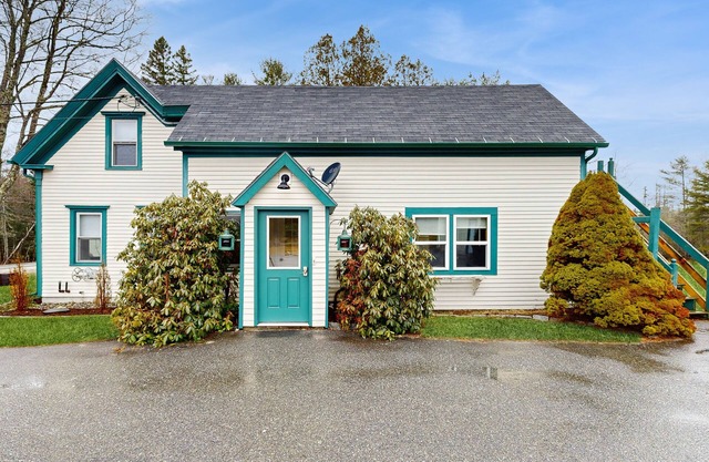 Beautifully Remodeled Modern Home with a Spacious Kitchen, Washer Dryer and Wifi