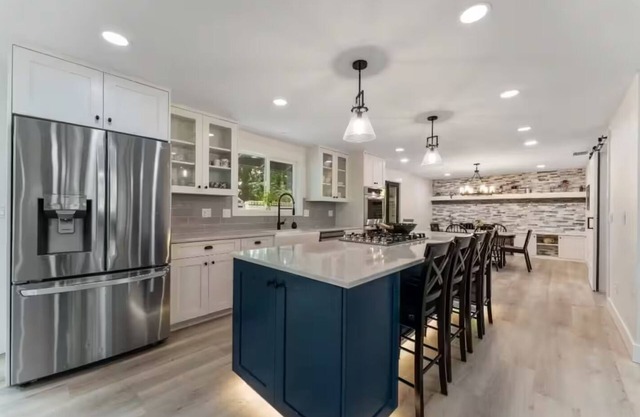 Beautifully remodeled, spacious 4-bedroom house in peaceful Eugene with WiFi, AC