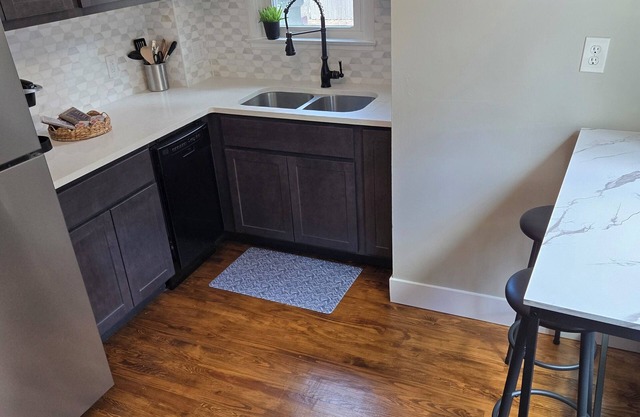 Beautifully remodeled 2 bedroom house in Glenside, close to beach.