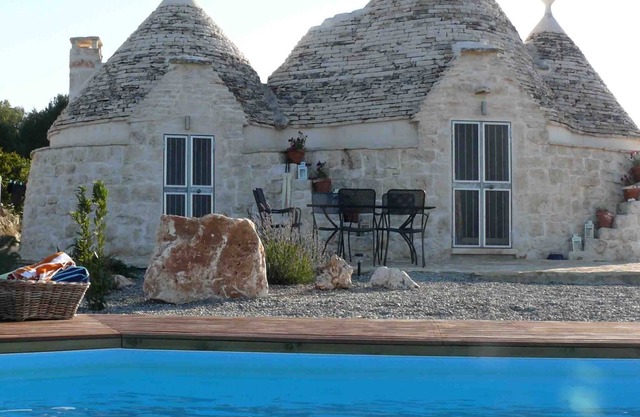 Trullo bellamente renovado para las vacaciones románticas perfectas, con piscina privada