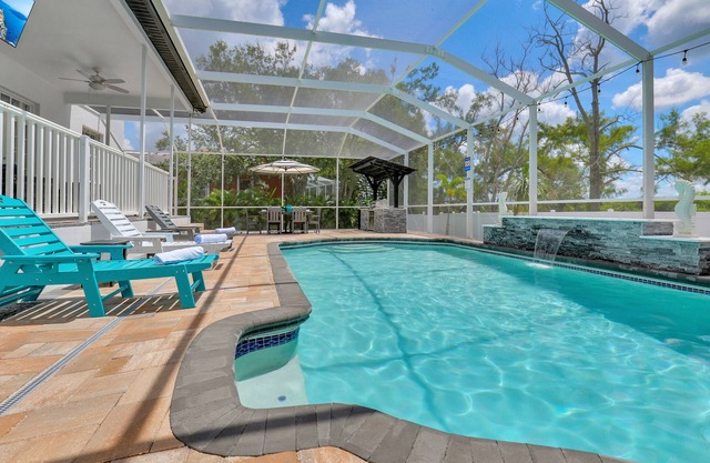 Beautifully renovated home \ free heated pool\garage available at Apollo beach